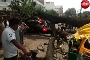 Video: लखनऊ में बारिश के बाद ऑटो के ऊपर गिरा भारी भरकम पेड़, सवारी को आई गंभीर चोटें