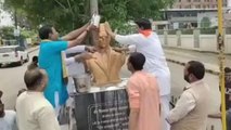 देवास: वीर सावरकर की मूर्ति पर सांसद सौलंकी ने किया पंचामृत अभिषेक, देखें खबर