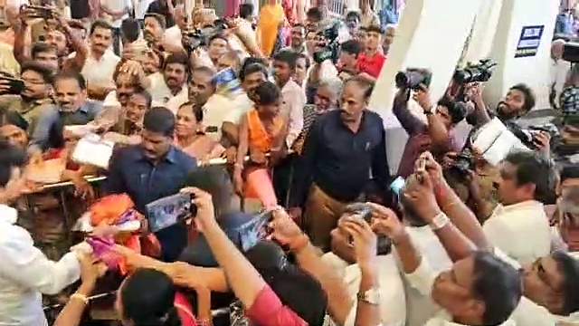 கோவை விமான நிலையத்தில் அமைச்சர் உதயநிதிக்கு உற்சாக வரவேற்பு அளித்த தொண்டர்கள்