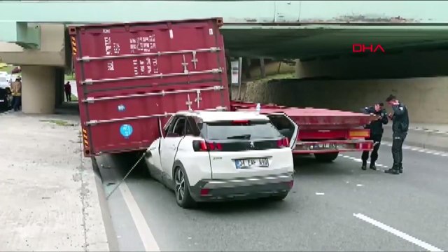 Anadolu Efes oyuncusu Bryant Dunston'ın aracına TIR dorsesi devrildi! İşte ilk görüntüler