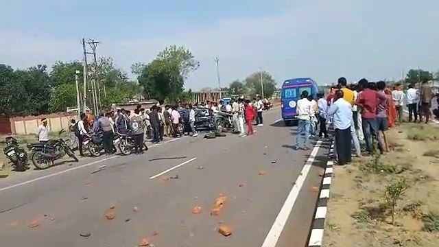फोरलेन पर एक्सीडेंट करने वाली ट्रैक्टर-ट्रॉली व सड़क पर बिखरी ईटें