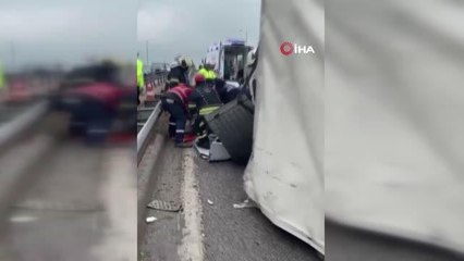 Virajda kontrolden çıkan tır devrildi, sürücü yaralandı