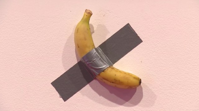 대학생이 전시 작품 속 바나나 먹어 ...미술관 별도 조치 없다 / YTN