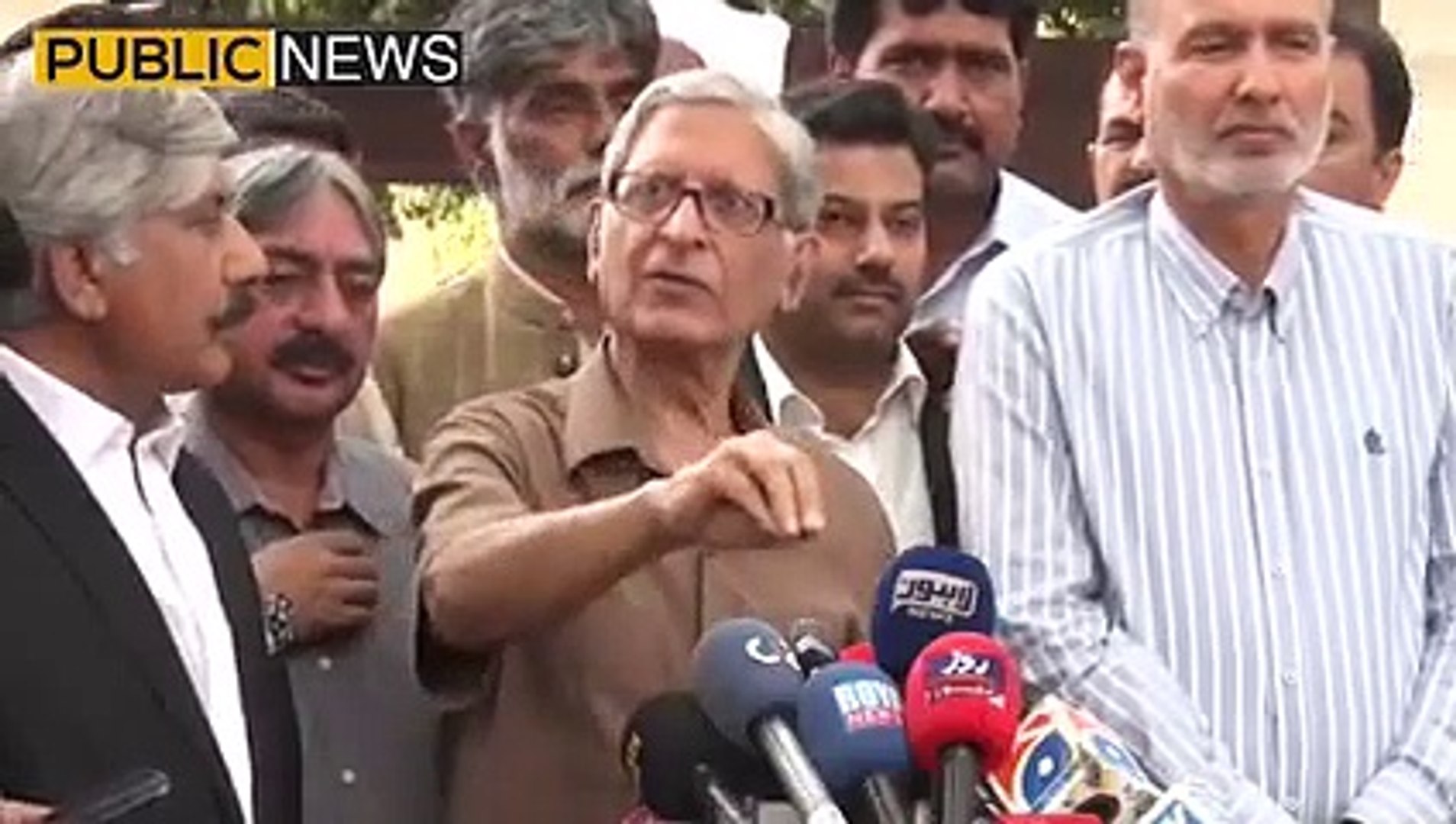 ⁣Ch Parveez Elahi Ke Ghar Ke Bahir Aitzaz Ahsan ki Media Takl | Public News | Trending News | Breakin
