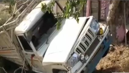 सिवान: गड्ढे में पिकअप पलटने से दो की मौत, तीन लोग घायल