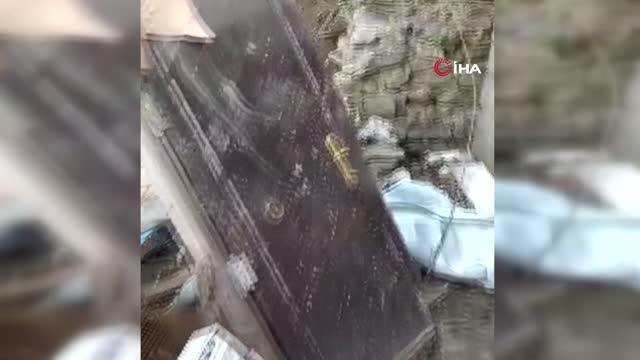 Eyüpsultan'da bir binanın istinat duvarı çöktü: Risk altındaki binalar tahliye edildi