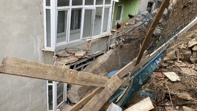 Eyüpsultan’da istinat duvarı çöktü, 5 bina tahliye edildi