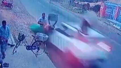 পূর্ব বর্ধমান: একসঙ্গে তিনজনকে পিষে দিল গাড়ি! দেখুন হাড়হিম করা ভিডিও