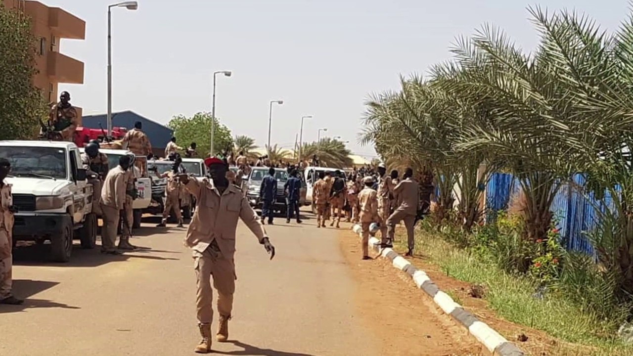 صور انتشار قوات الأمن السودانية في ولايات #الخر...