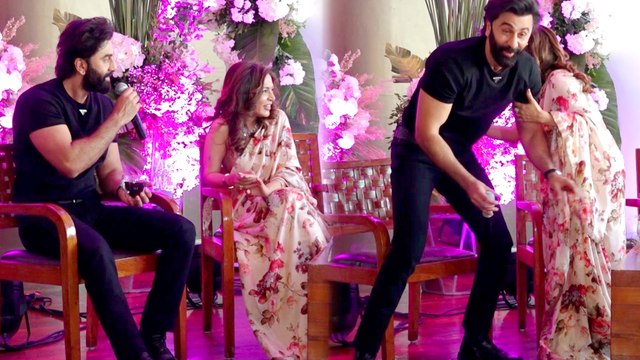 बातों ही बातों में गिर गई Ranbir Kapoor के हाथों से कॉफी, देखिए फिर क्या हुआ