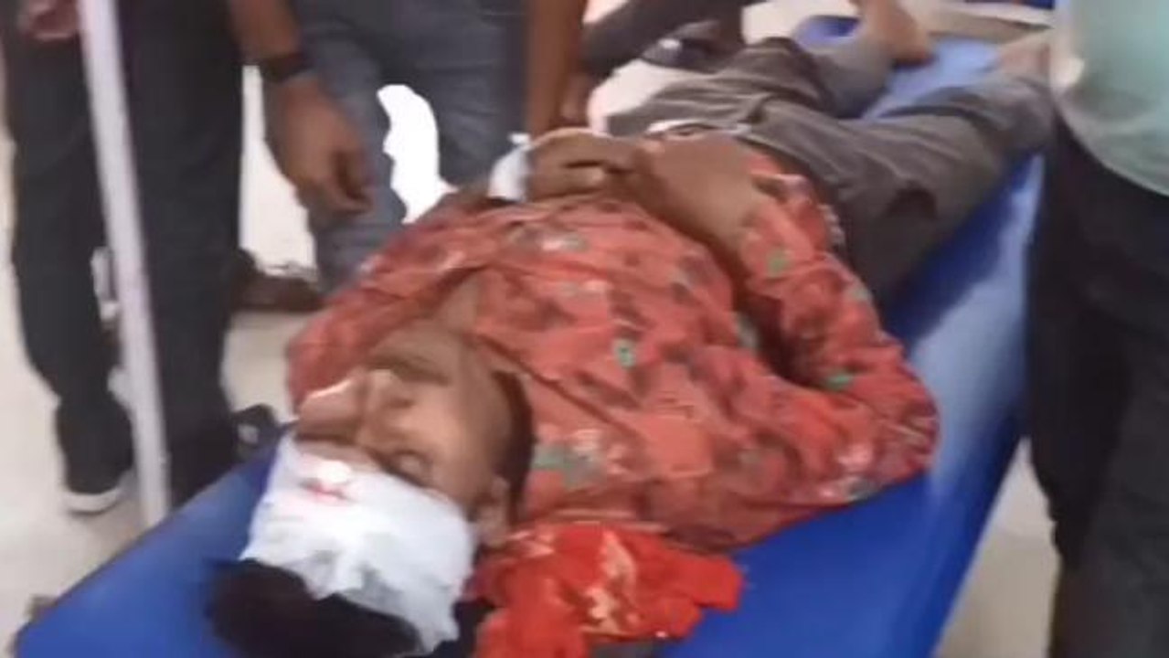 हाथरस: मकान की छत गिरने हुआ बड़ा हादसा, मलबे में दबा एक युवक