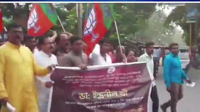 দঃ দিনাজপুর: যুব সভাপতি গ্রেপ্তার,প্রতিবাদে থানার সামনে এটা কি হলো?