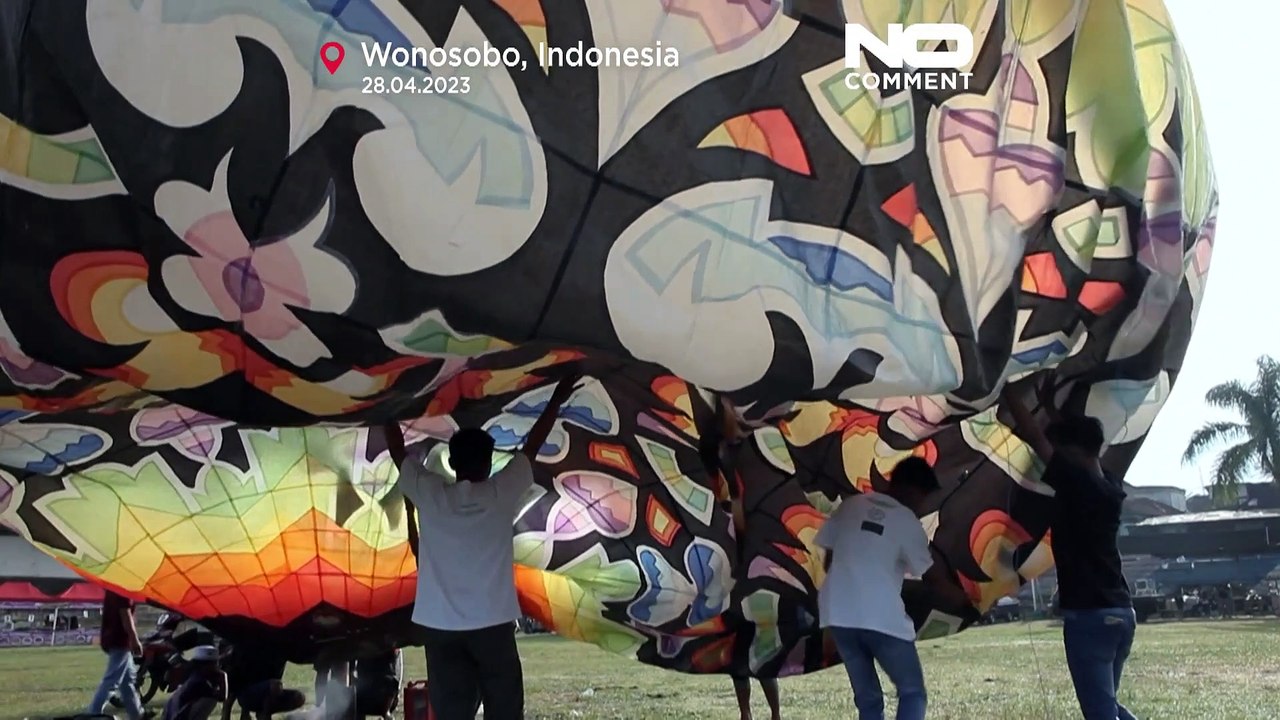 Amazonas-Surfer und Himmel voller Ballons in Indonesien