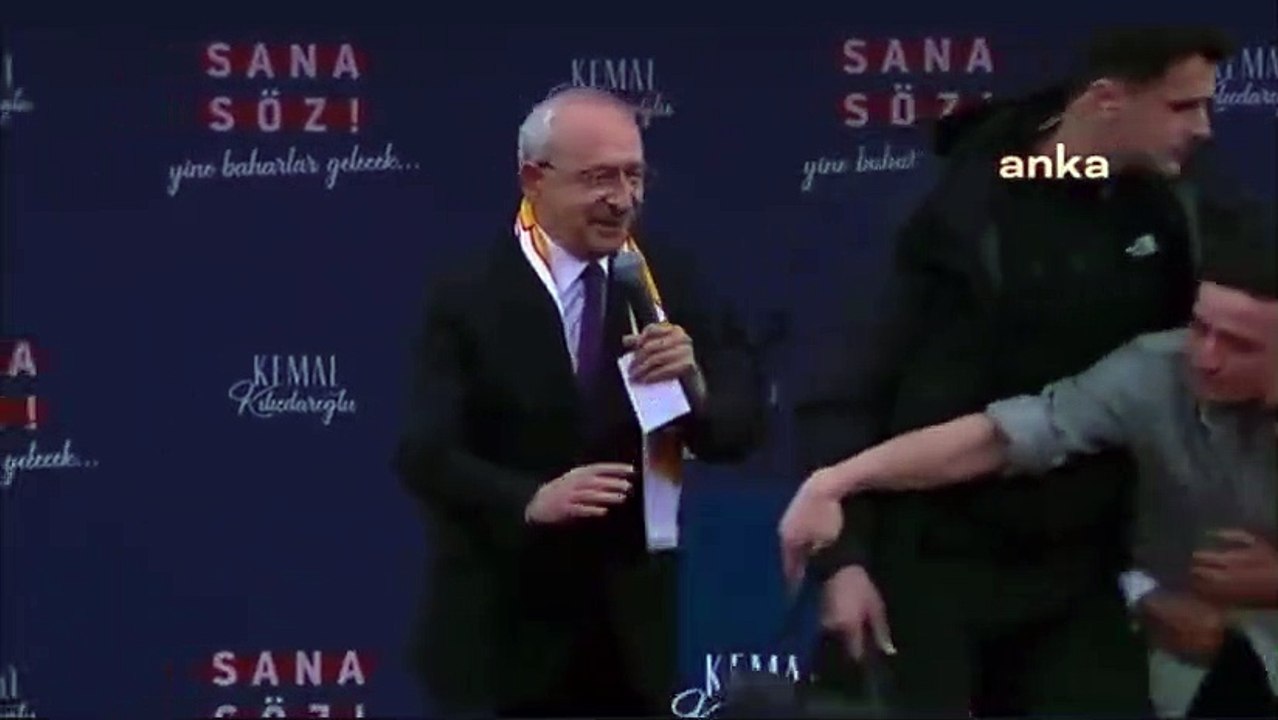 Bir anda sahneye atladı, yürekleri ağza getirdi! Kılıçdaroğlu sahneye atlayan genç ile fotoğraf çekildi