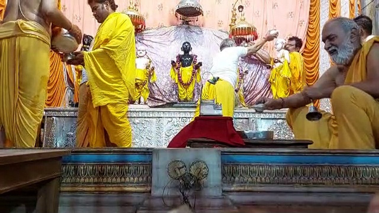 जगत जननी जानकी के स्वयंवर, वनवास एवं राज्याभिषेक के विग्रहों की अर्चना