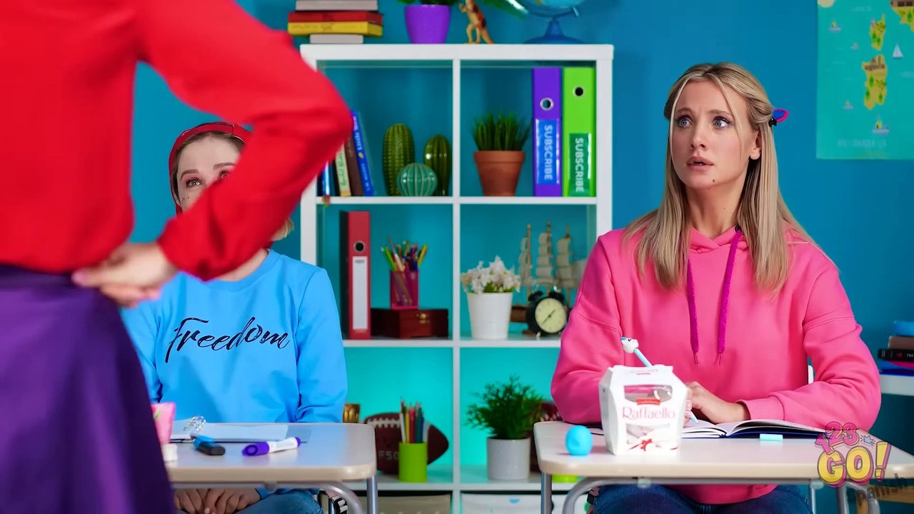 CÓMO COLAR DULCES EN LA ESCUELA || ¡Útiles comestibles DIY! Trucos de comida en clases por 123 GO!