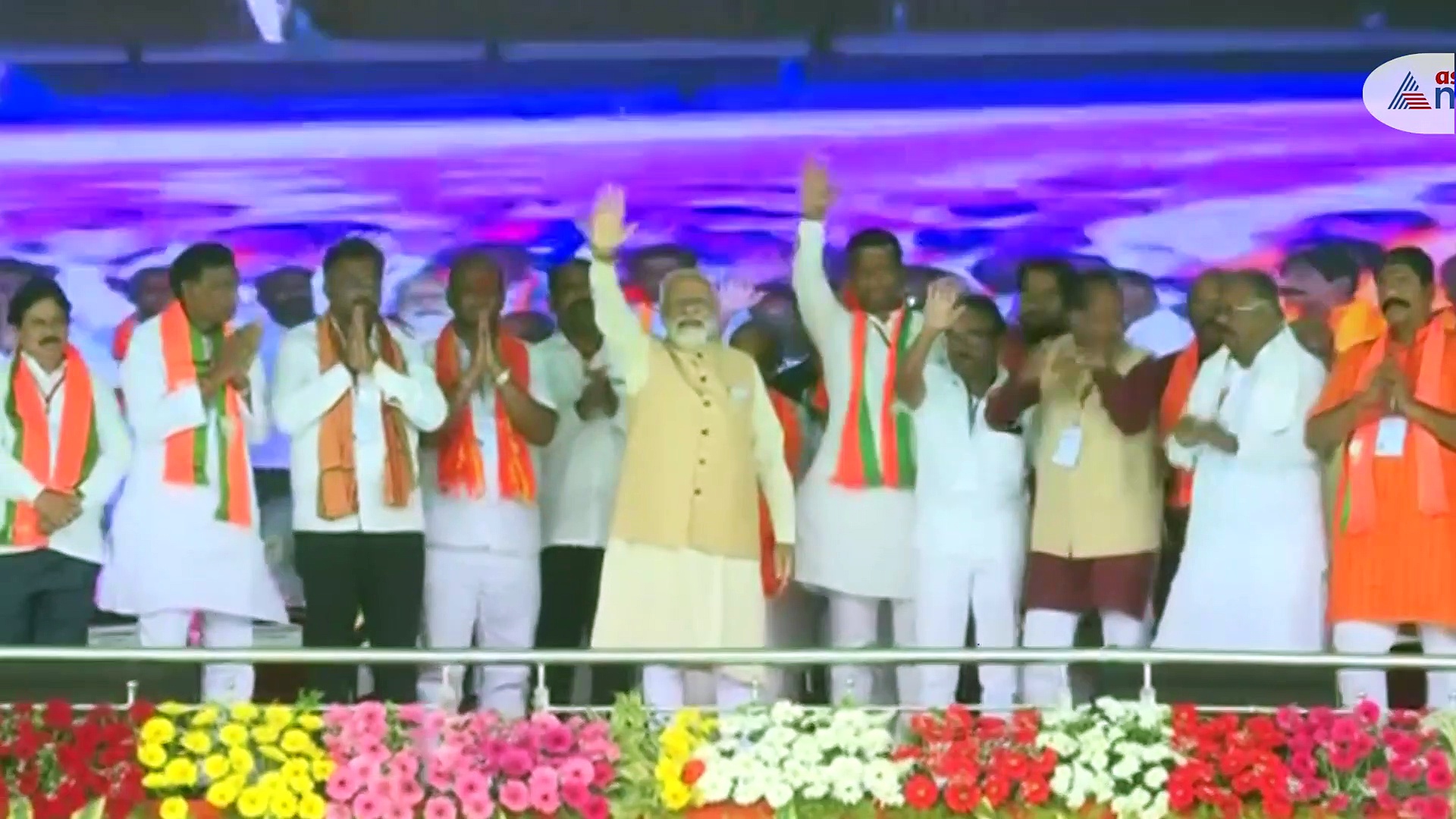 Karnataka Election 2023:  নির্বাচনী প্রচারে কোট উপহার পেলেন প্রধানমন্ত্রী মোদী