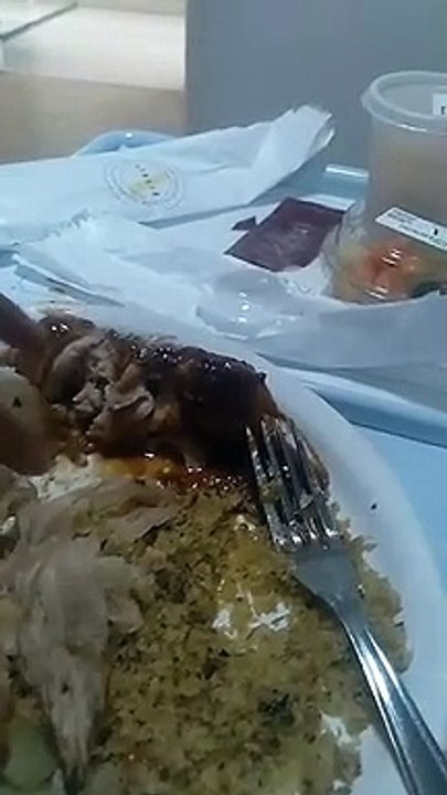 Paciente encontra plástico na comida em hospital privado de Niterói; vídeo.