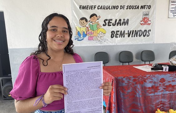 Aluna de escola pública do distrito de Divinópolis, em Cajazeiras, vence concurso nacional de Redação