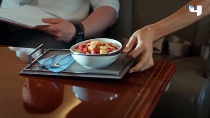 أطرق بابي   الحلقة 1   صدمة عايدة عند رؤيتها لراكان على الطائرة التي تعمل بها كمضيفة