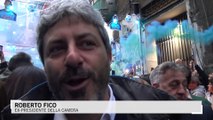 Napoli, è già festa nei quartieri: un finto Maradona palleggia tra i fumogeni. E spunta Roberto Fico