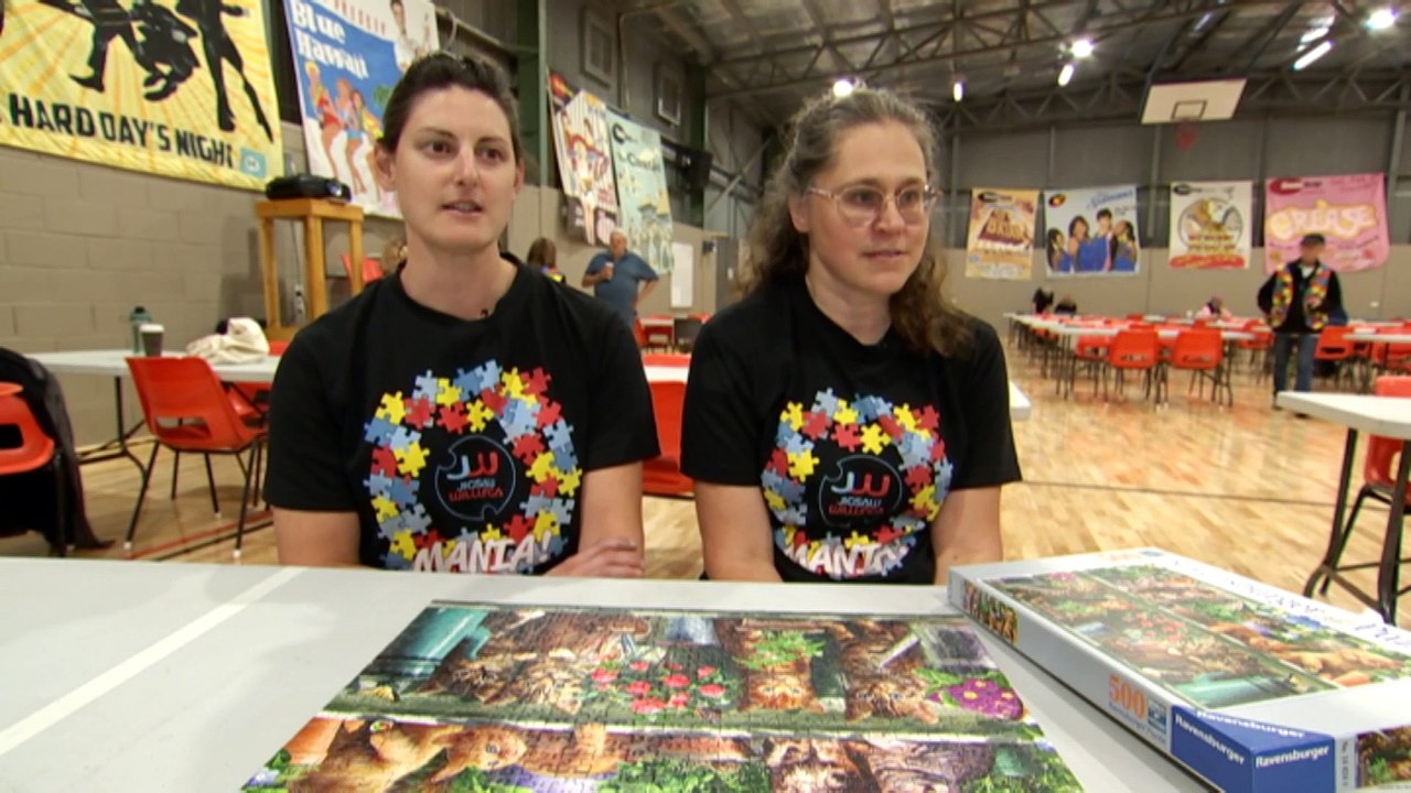 South Australian puzzle enthusiasts race to complete a 500-piece jigsaw in championship event