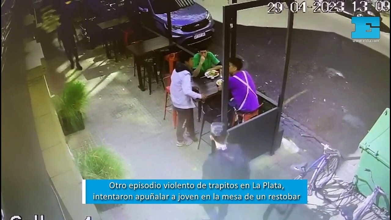violento ataque de trapitos en La Plata, queriendo apuñalar a un joven en un restobar