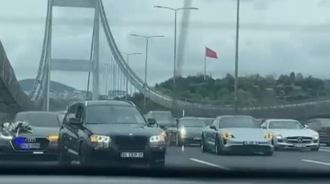 Fatih Sultan Mehmet Köprüsü'nde çakarlı meşaleli düğün konvoyuna tepki