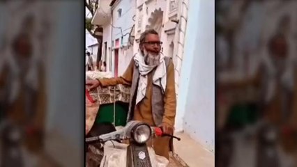 सिहावल: अनोखे अंदाज मे कुल्फी बेचते दिखा वृद्ध ,वीडियो हो रहा वायरल