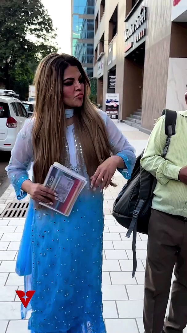 फुटपाथ पर नाची राखी सावंत का VIRAL VIDEO देख लोगों को क्यों आया तरस? जानें क्या बोले