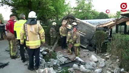 Bahçelievler’de otomobil kafenin bahçesine uçtu: 1 ağır yaralı