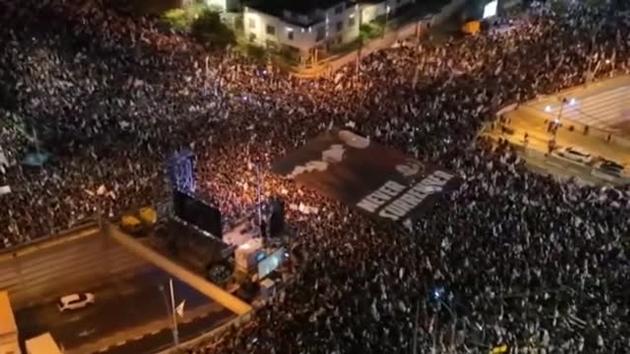 Decenas de miles de israelíes protestan contra la reforma judicial de Netanyahu en la 17ª manifestación semanal