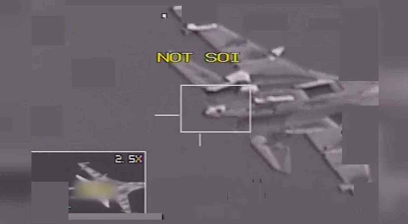 Caças russos armados fazem manobras agressivas perto de caça F16 dos EUA