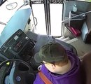 Un garçon fait un geste héroïque en stoppant un bus scolaire transportant une soixante d'élèves alors que la conductrice venait de perdre connaissance
