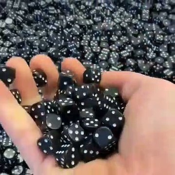 Cet artiste réalise d'impressionnantes oeuvres d'art à partir de dés ! Le résultat est incroyable !