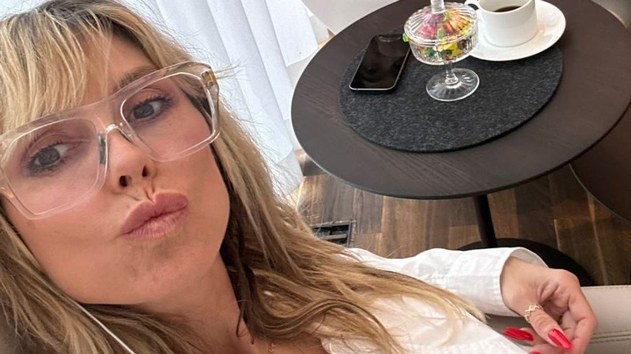 Heidi Klum ganz lässig - doch Moment, was blitzt denn hier raus?