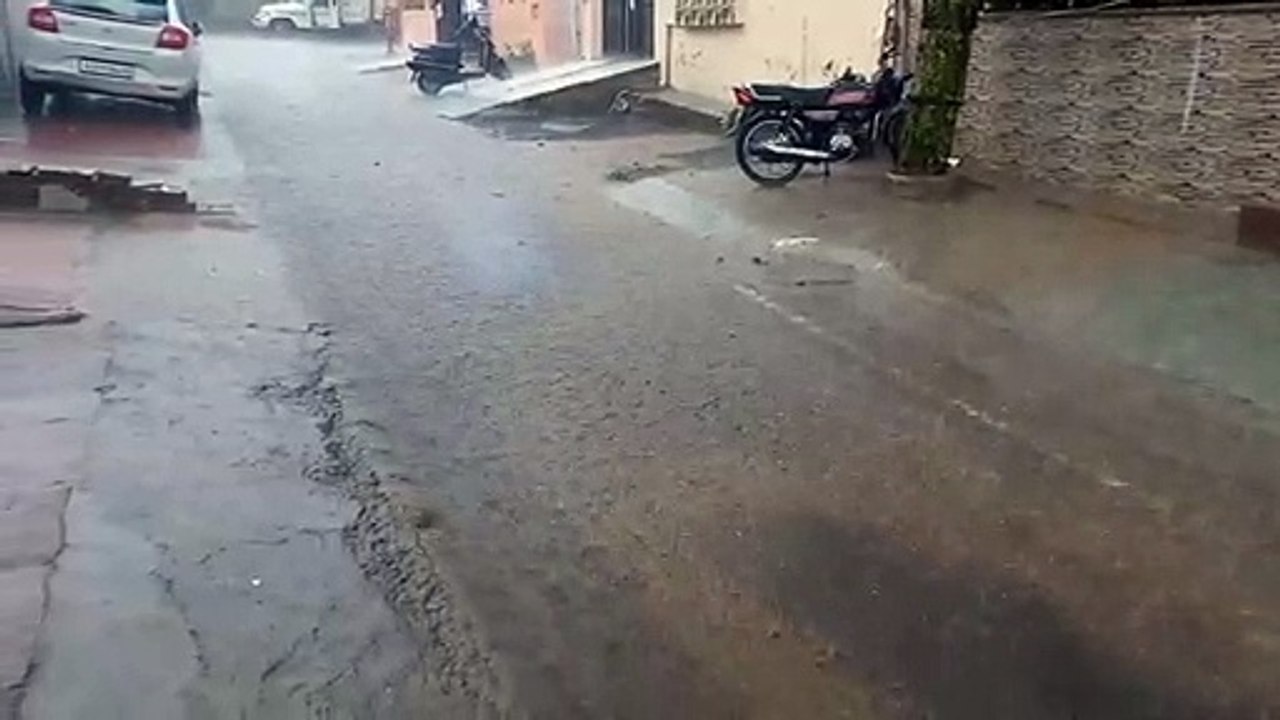 Rain in April: अप्रेल में बरसे बादल, सड़कों पर...