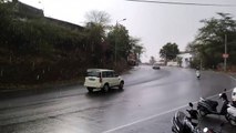 Rain in April: अप्रेल में बरसे बादल, सड़कों पर बह गया पानी