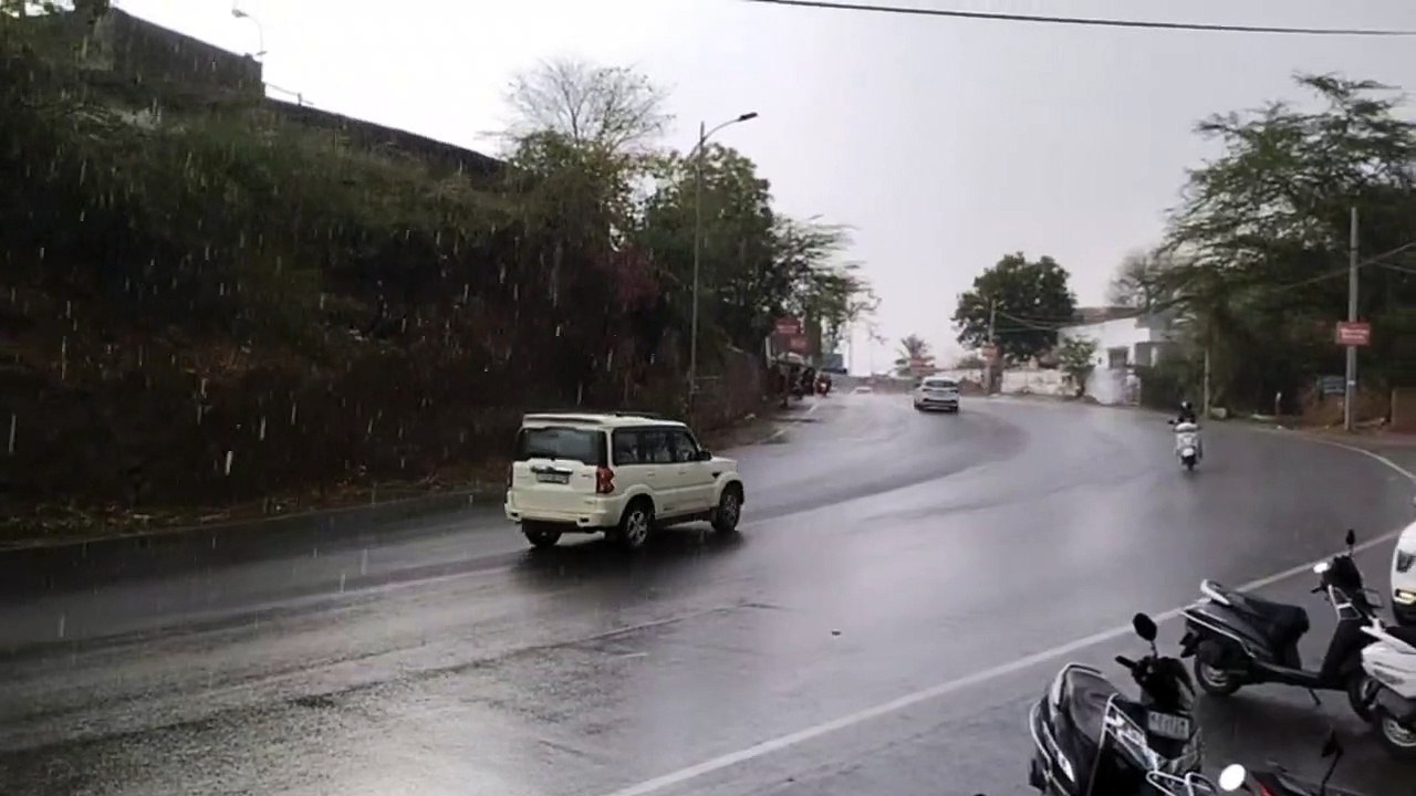 Rain in April: अप्रेल में बरसे बादल, सड़कों पर...