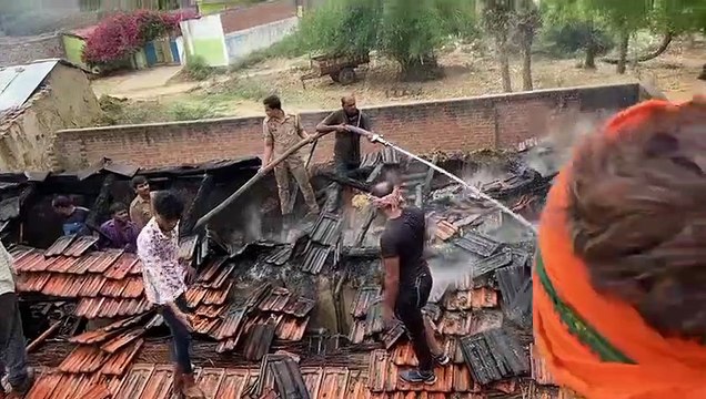 अज्ञात कारणों के चलते घर में आग,गृहस्थी जलकर राख