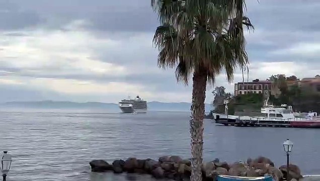 Lipari, in rada The World la nave da crociera dei super ricchi