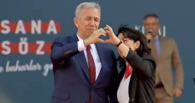 Mansur Yavaş'ın eşi Nursen Yavaş ile birlikte İzmir mitinginde kalp yaptığı anlar kamerada!