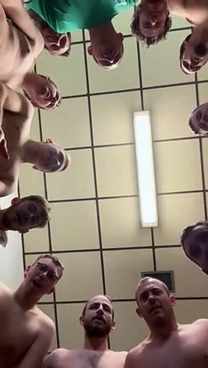 La joie du vestiaire des verts de la vallée , équipe 2  après la très belle rencontre contre l entente raedersdorf/ oltingue . Match à sens unique 5 à 0 , un minimum