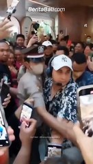 Antusiasme masyarakat untuk melihat Bunda Corla di salah satu Mall di kawasan Badung, Bali, Minggu (30/4).  Ada yang ngefans juga sama Bunda Corla semeton?