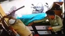 गुना: दुकानदार पर जानलेवा हमला, LIVE घटना का वीडियो देख हैरान रह गये लोग