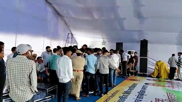 मुख्यमंत्री के आने से पहले मंच पर पोस्टर लगाने पर विवाद फिर बारिश से कार्यक्रम रद्द