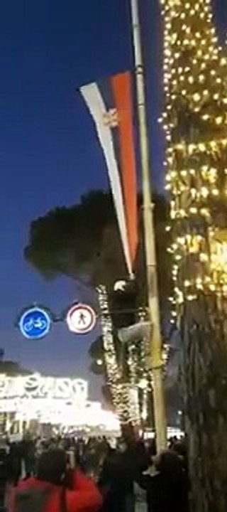 Albanac cepao srpsku zastavu pa pao sa bandere