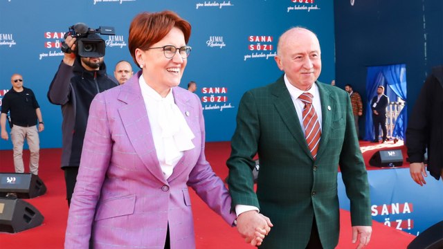 Meral Akşener ilk kez eşi Tuncer Akşener ile sahneye çıktı