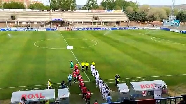 Los jugadores salen al campo justo minutos antes del comienzo del encuentro