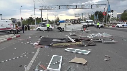 Malatya'da iki kamyonetin çarpıştığı kazada ortalık savaş alına döndü: 3 yaralı